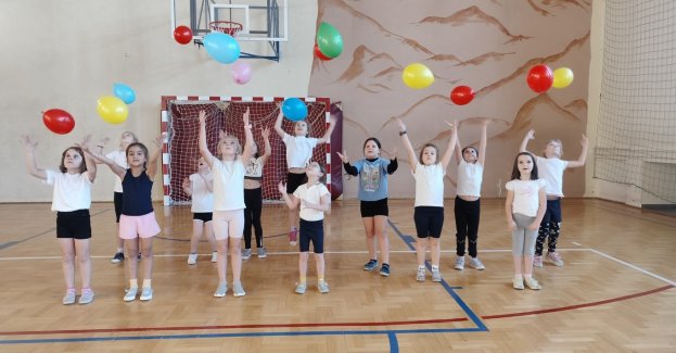 Sprawność fizyczna dzieci w Polsce jest na coraz gorszym poziomie, a skala wad postawy wśród najmłodszych poraża. Polskim dzieciom brakuje aktywności fizycznej, która wspiera zdrowie i prawidłowy rozwój młodego pokolenia. Odpowiadając na te wyzwania, Fundacja MultiSport prowadzi w szkołach podstawowych bezpłatny program Zajęć MultiSportowych, który zapewnia dodatkową porcję ruchu z elementami gimnastyki korekcyjno-kompensacyjnej. Od marca do października 2025 roku w programie wzięło udział blisko 73 tysiące dzieci.